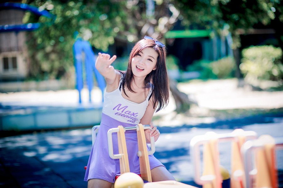 “夫君~”一名美妇带着一股慵懒的风情来到刘璝身后，轻声唤道。